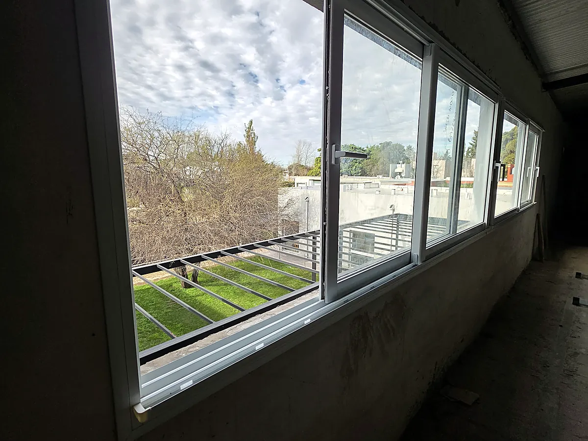 Ventanas corredizas largas en un primer piso