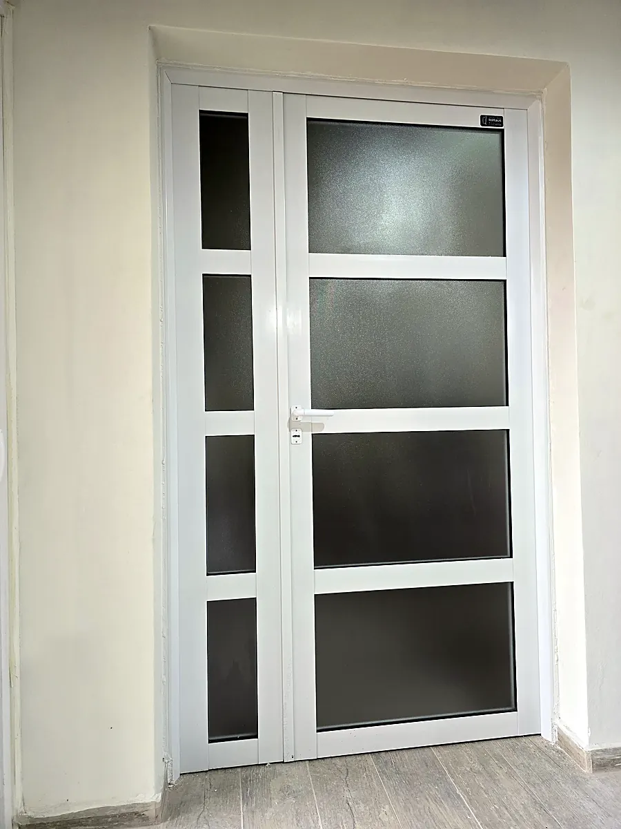 Puerta de aluminio blanco con paños esmerilados